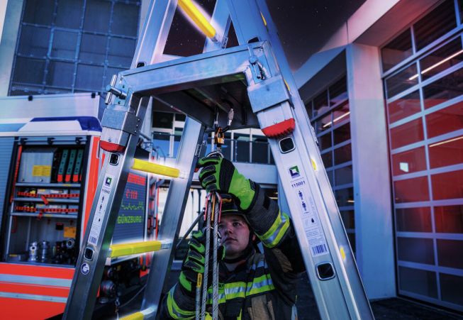 MUNK Rettungstechnik Steckleiter mit Glow-Sprossenbelag nach DIN EN 1147 Einsteckteil 2 Sprossen